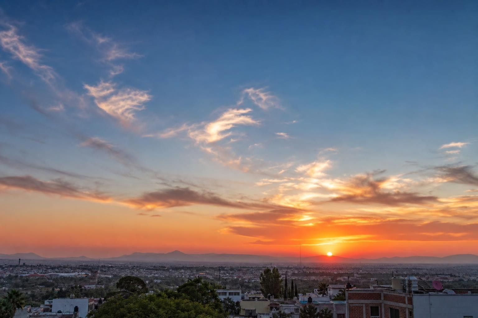 Por qué el cielo es azul y cambia de color al atardecer