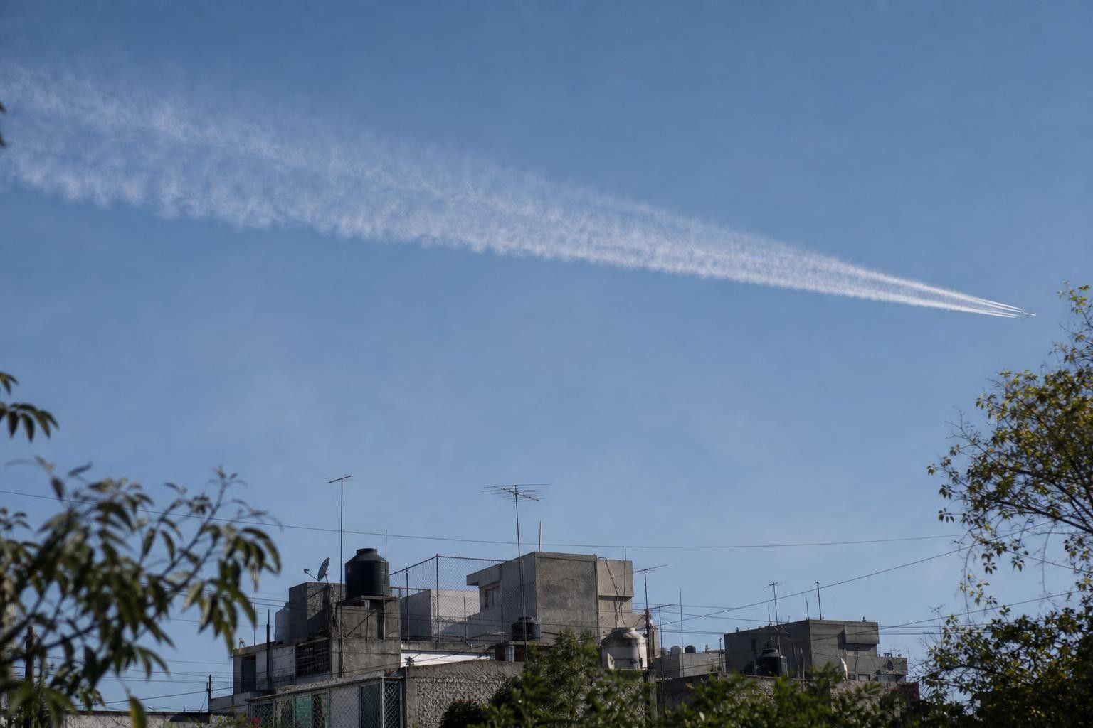 La razón de las estelas de los aviones en el cielo