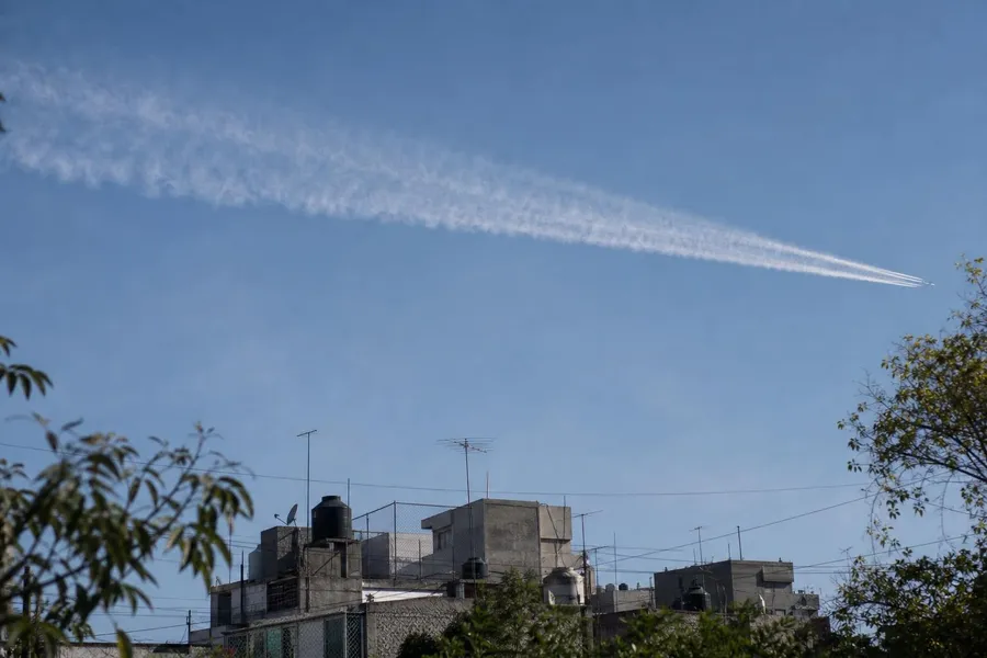 La razón de las estelas de los aviones en el cielo